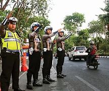 Polisi Yang Berani Menangkap Penjahat Menolong Anaknya